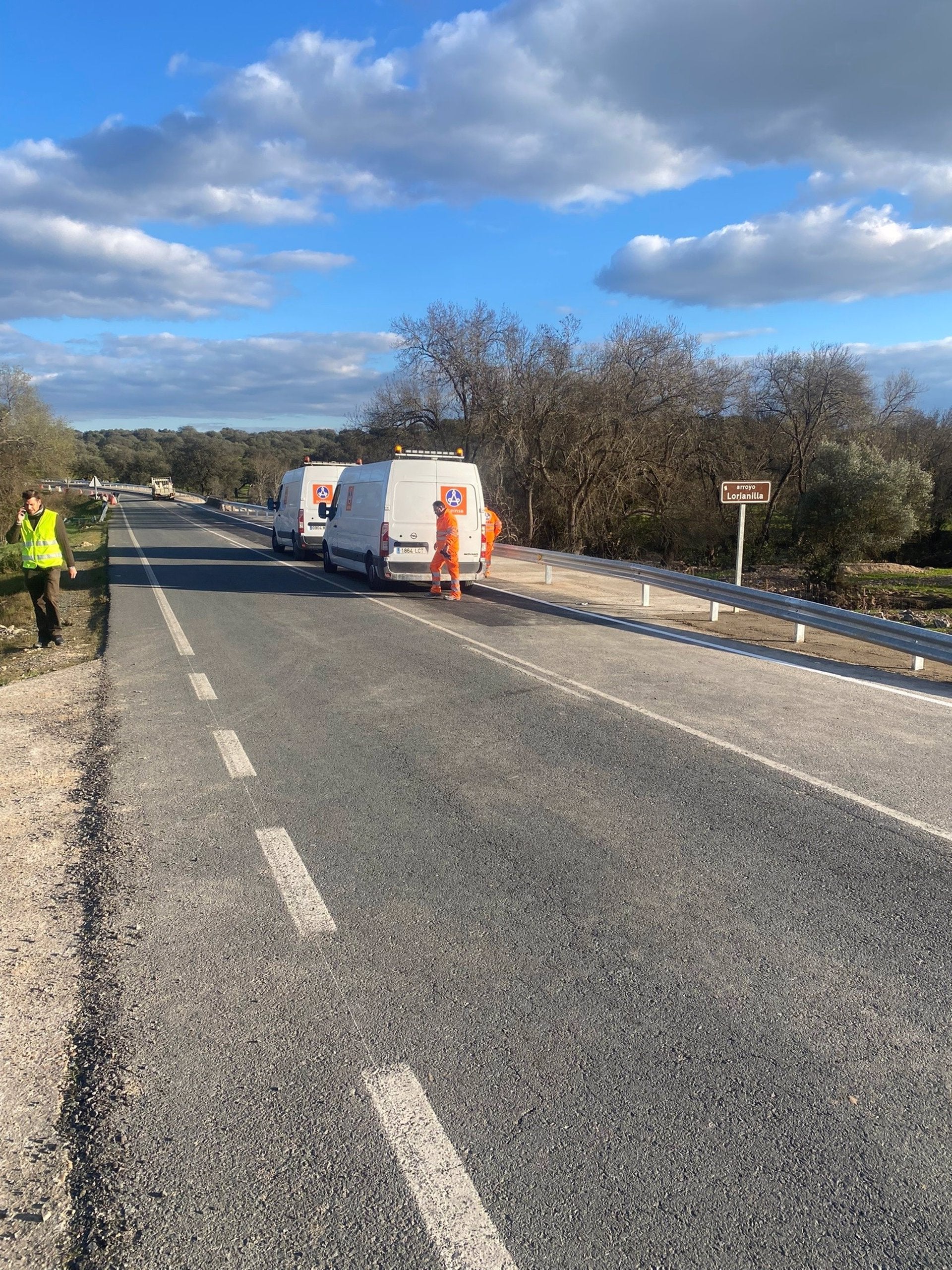 Abierto ya el tráfico entre La Nava de Santiago y La Roca de la Sierra tras reparar los daños causados por Efraín Abierto ya el tráfico entre La Nava de Santiago y La Roca de la Sierra tras reparar los daños causados por Efraín