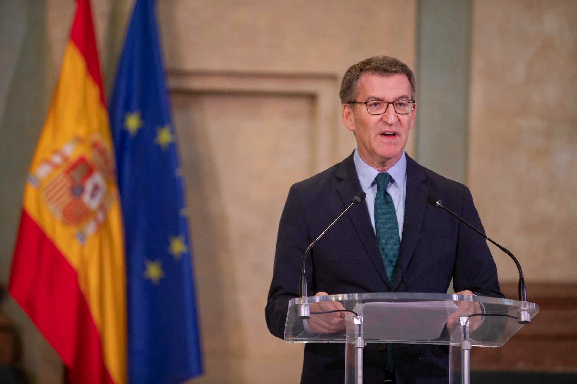 El PP incrementa su distancia con el PSOE, que baja de los 100 escaños El PP incrementa su distancia con el PSOE, que baja de los 100 escaños