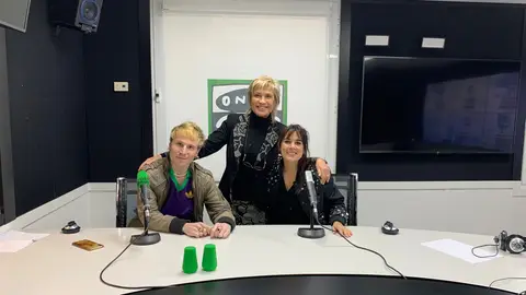 Adriana Ugarte y Rubén Ochandiano, con Julia Otero. Adriana Ugarte y Rubén Ochandiano, con Julia Otero.