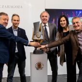 El alcalde, el CEO de la Liga de Videojuegos y los concejales Cristina García, Alfonso Gómez y Fernando Rivarés, con el trofeo
