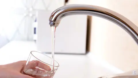 L’aigua és un bé cada vegada més escàs L’aigua és un bé cada vegada més escàs