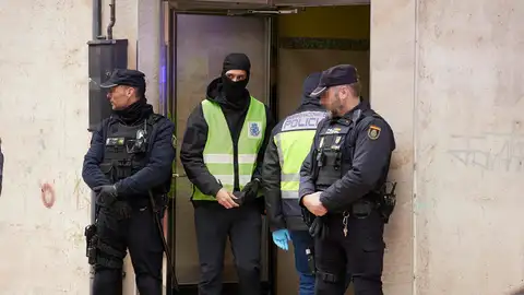 La Policía Nacional registra la casa un jubilado de 74 años en Miranda de Ebro La Policía Nacional registra la casa un jubilado de 74 años en Miranda de Ebro