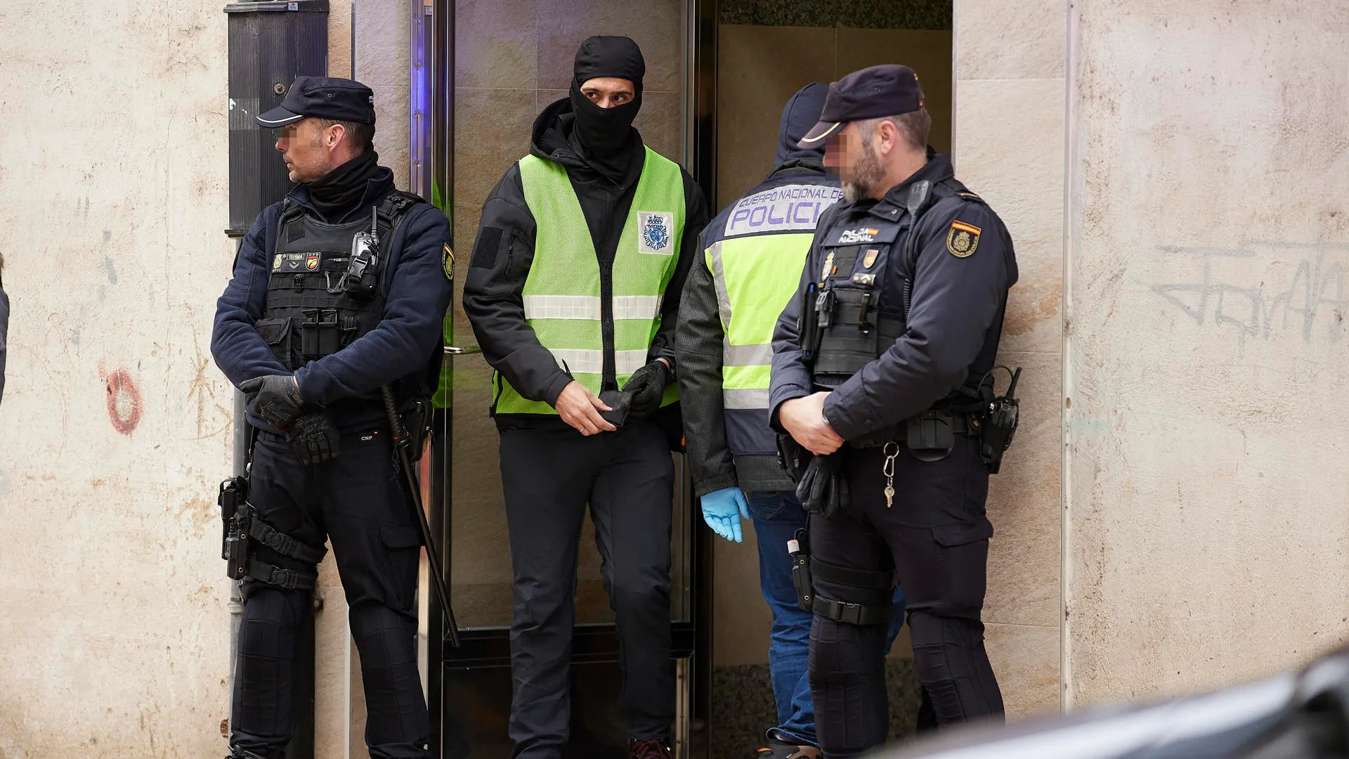 La Policía Nacional registra la casa un jubilado de 74 años en Miranda de Ebro La Policía Nacional registra la casa un jubilado de 74 años en Miranda de Ebro