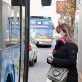 Una persona con mascarilla sube a un autobús.
