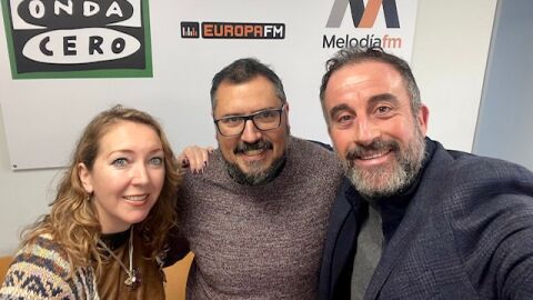 Elka Dimitrova y José Luis Mateo posan junto al chef José Cortès en Onda Cero Mallorca Elka Dimitrova y José Luis Mateo posan junto al chef José Cortès en Onda Cero Mallorca