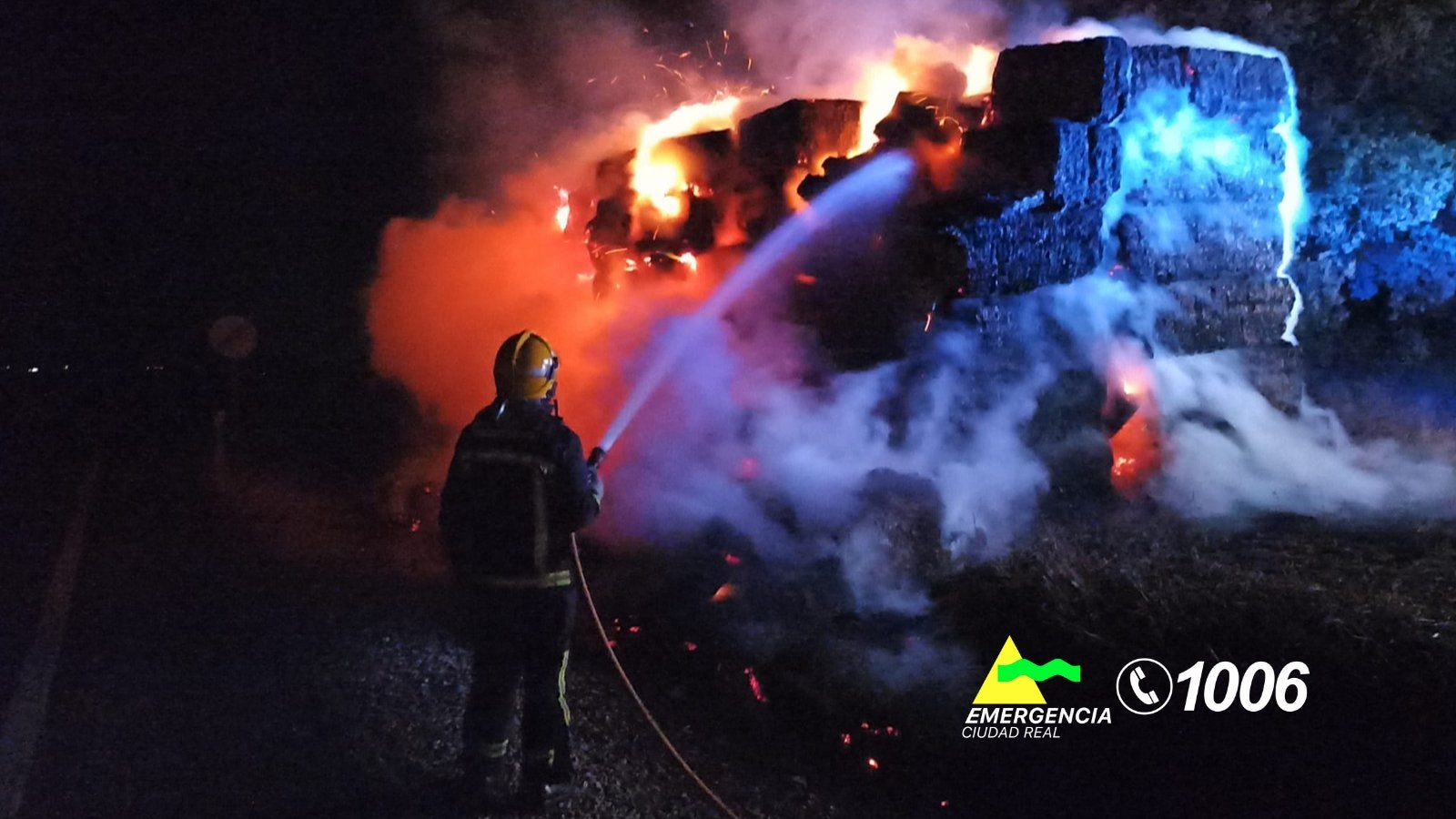 Bomberos de Manzanares extinguen un incendio de 100 bloques de paja Bomberos de Manzanares extinguen un incendio de 100 bloques de paja