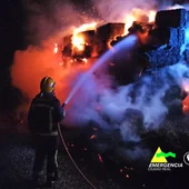 Bomberos trabajando en la extinción del incendio Bomberos trabajando en la extinción del incendio