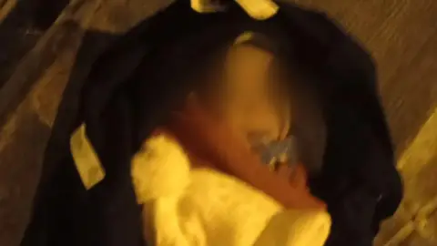 Imatge del nen abandonat dins d’una bossa a Sants Imatge del nen abandonat dins d’una bossa a Sants