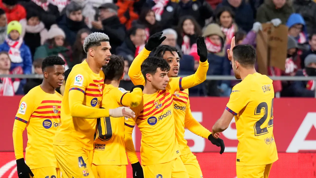 El delantero del FC Barcelona Pedri (c) celebra con sus compañeros su gol ante el Girona durante el partido de LaLiga entre el Girona CF y el FC Barcelona El delantero del FC Barcelona Pedri (c) celebra con sus compañeros su gol ante el Girona durante el partido de LaLiga entre el Girona CF y el FC Barcelona