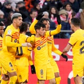 El delantero del FC Barcelona Pedri (c) celebra con sus compañeros su gol ante el Girona durante el partido de LaLiga entre el Girona CF y el FC Barcelona