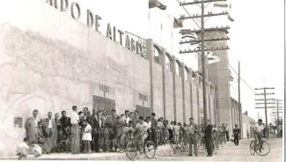 Exterior del viejo campo de Altabix, donde cada quince días se llenaban las gradas para animar al Elche