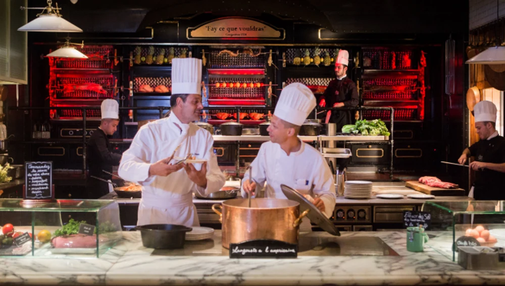 Cocinando en Les Grands Buffets Cocinando en Les Grands Buffets