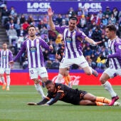 Larin debuta, da el triunfo al Valladolid y hunde al Valencia