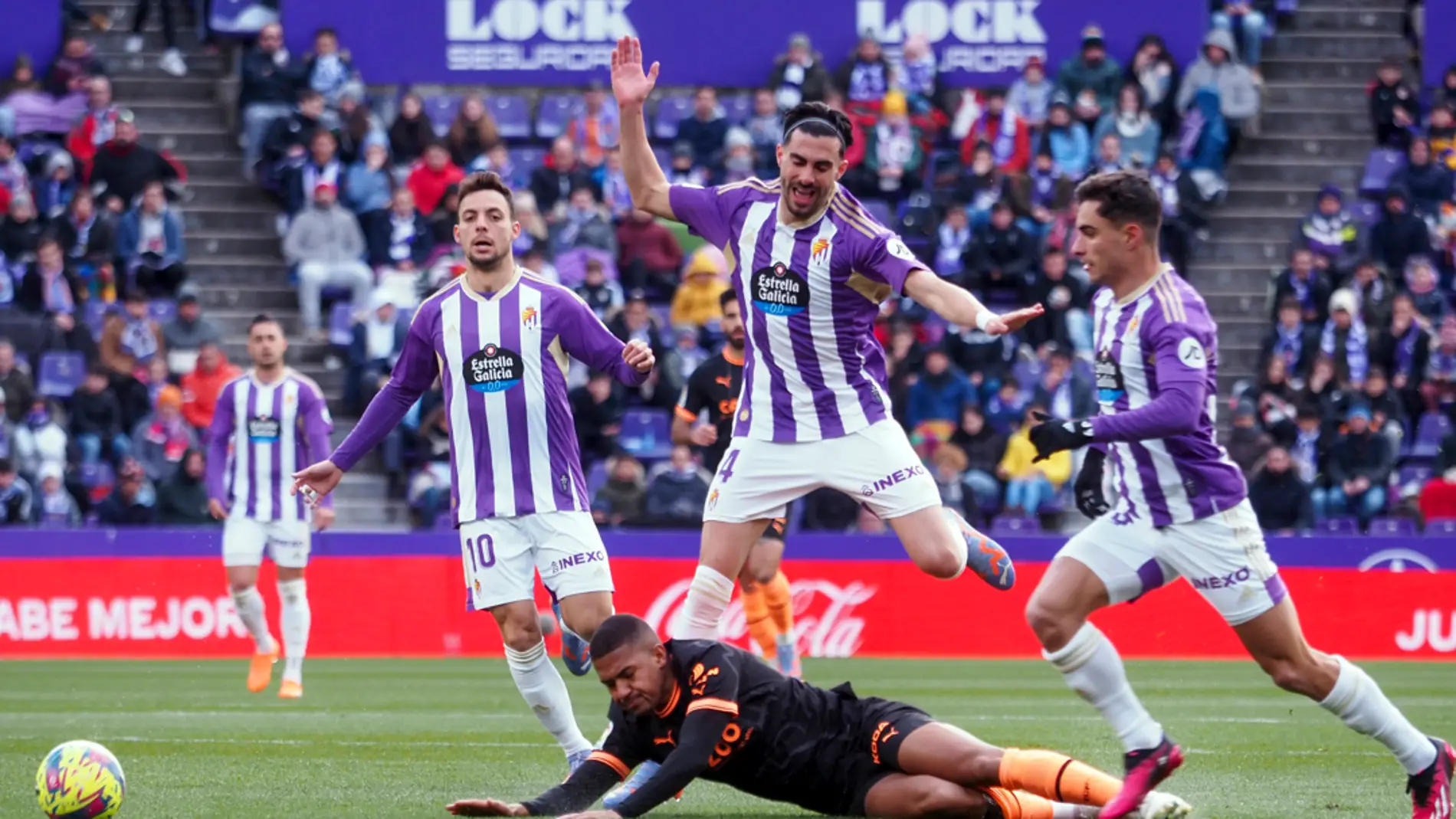 Larin debuta, da el triunfo al Valladolid y hunde al Valencia
