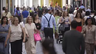 Personas paseando por Sevilla