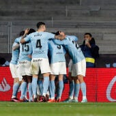 Los jugadores del Celta celebran el primer gol del equipo gallego durante el partido frente al Athletic Club en el estadio de Balaidos, en Vigo. 
