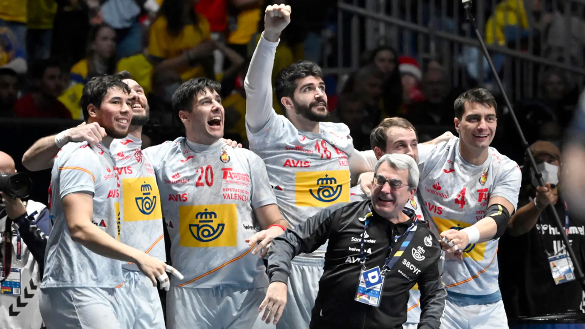 La selección española con el entrenador Jordi Ribera celebra su victoria en el partido por la medalla de bronce del Campeonato Mundial Masculino de balonmano
