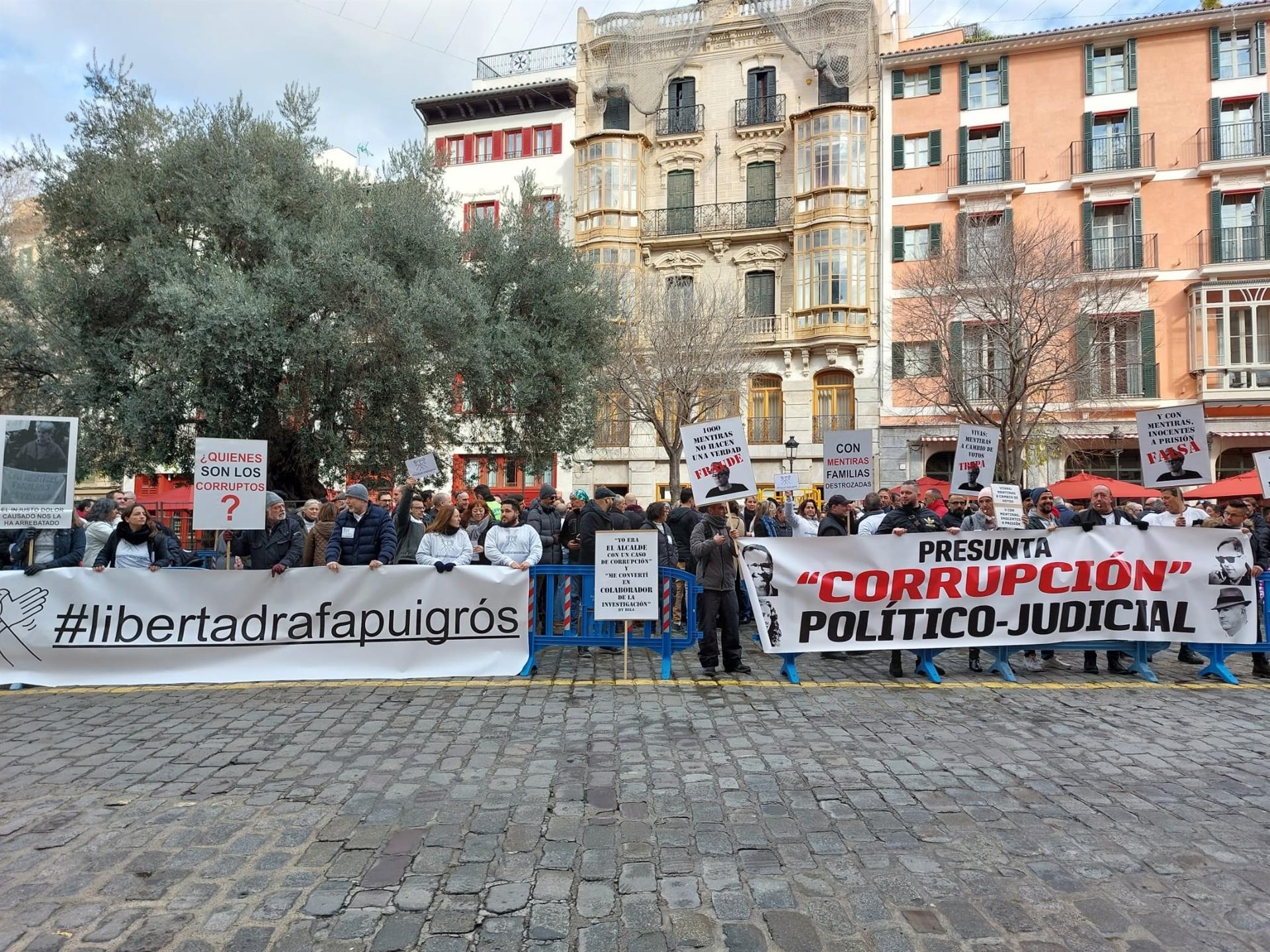 Policías locales de Palma y afectados por la instrucción judicial del caso Cursach piden la dimisión de Hila y Pastor Policías locales de Palma y afectados por la instrucción judicial del caso Cursach piden la dimisión de Hila y Pastor