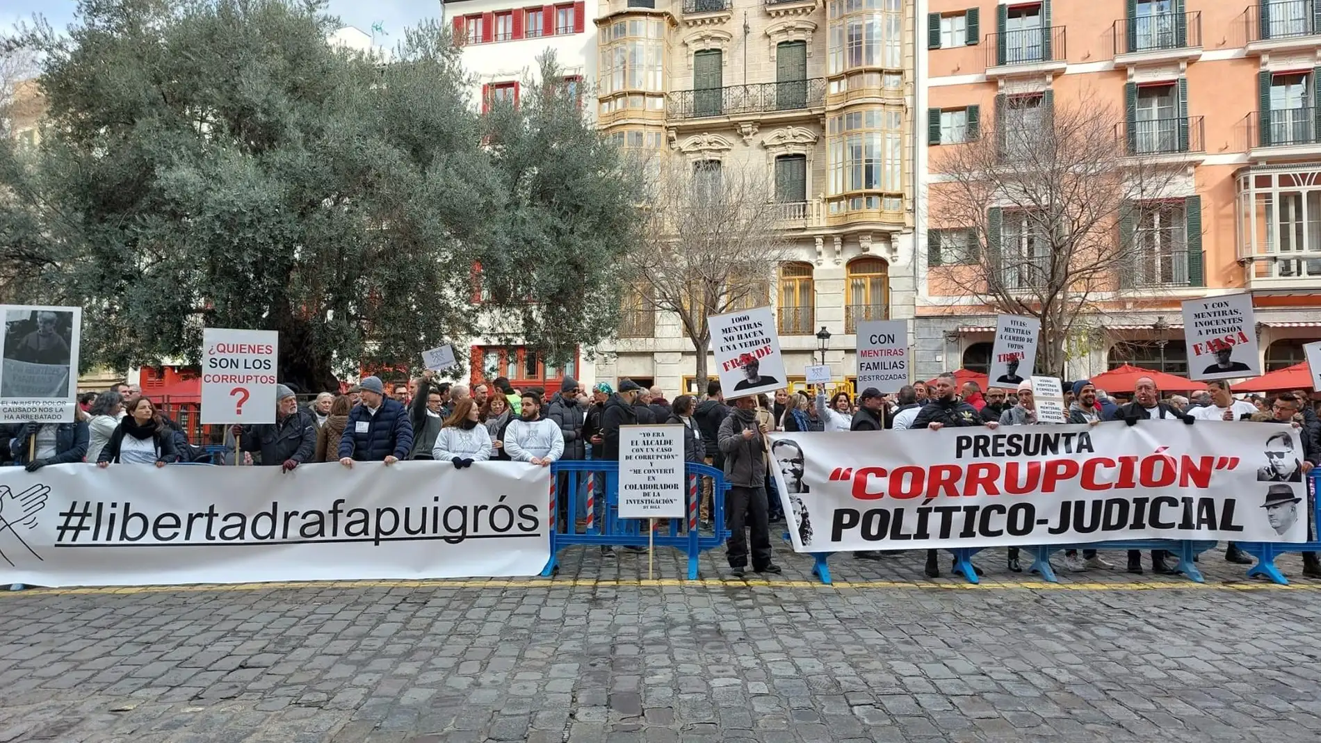 Policías locales de Palma y afectados por la instrucción judicial del caso Cursach piden la dimisión de Hila y Pastor. 