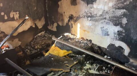 Dos mujeres tuvieron que ser trasladadas al Hospital Universitario de Torrej&oacute;n por inhalaci&oacute;n de humo y diversas contusiones tras el incendio originado este s&aacute;bado en la calle Ronda del Saliente 