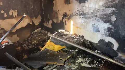 Incendio de una vivienda del número 5 de la calle Ronda del Saliente de Torrejón de Ardoz Dos mujeres tuvieron que ser trasladadas al Hospital Universitario de Torrejón por inhalación de humo y diversas contusiones tras el incendio originado este sábado en la calle Ronda del Saliente