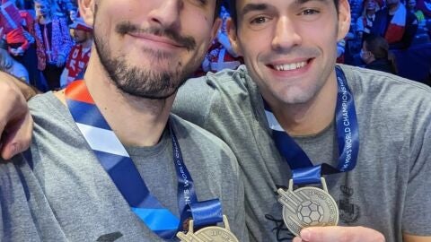 Sánchez-Migallón y Ángel Fernández muestran contentos sus medallas de bronce