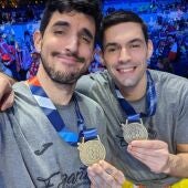 Sánchez-Migallón y Ángel Fernández muestran contentos sus medallas de bronce