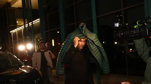 El productor de cine Javier Pérez Santana, en libertad con cargos por la agresión sexual en Los Feroz Javier Pérez Santana, a la salida del Juzgado de Instrucción número 6 en funciones de guardia de Zaragoza