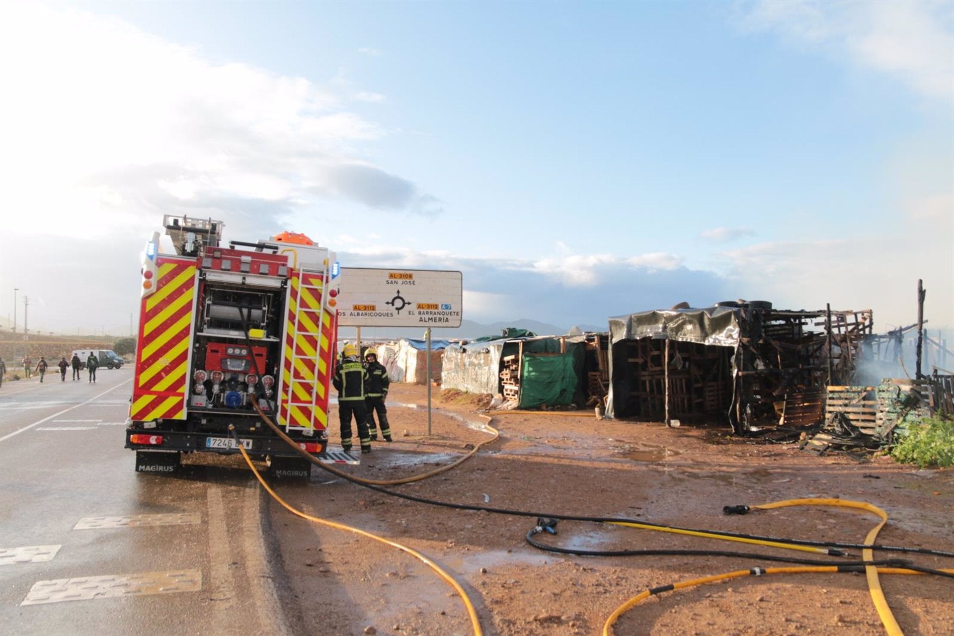 Los bomberos actúan en el asentamiento de Walili, en Níjar, tras el incendio de una chabola Los bomberos actúan en el asentamiento de Walili, en Níjar, tras el incendio de una chabola