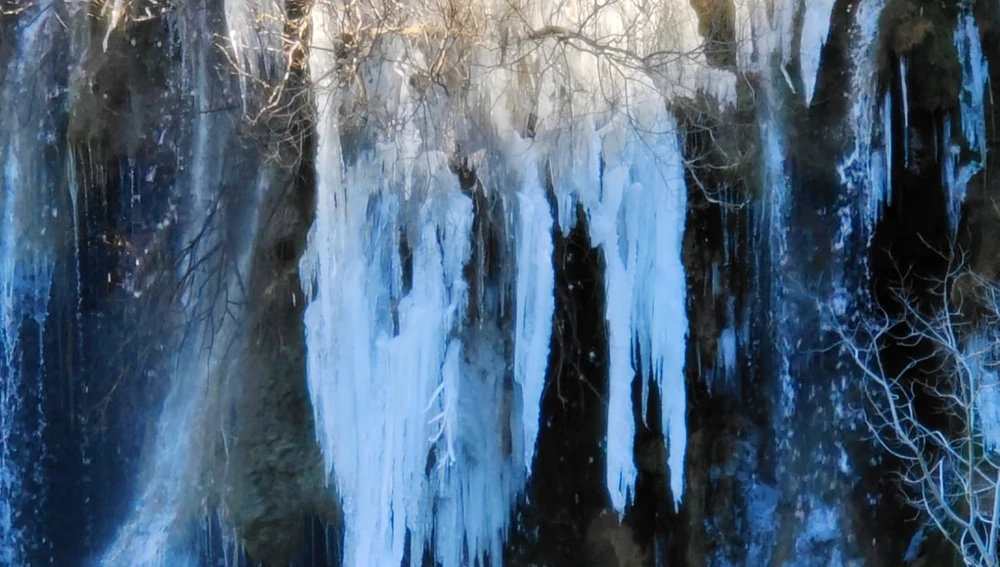 Cascada congelada en el nacimiento del río Cuervo Cascada congelada en el nacimiento del río Cuervo