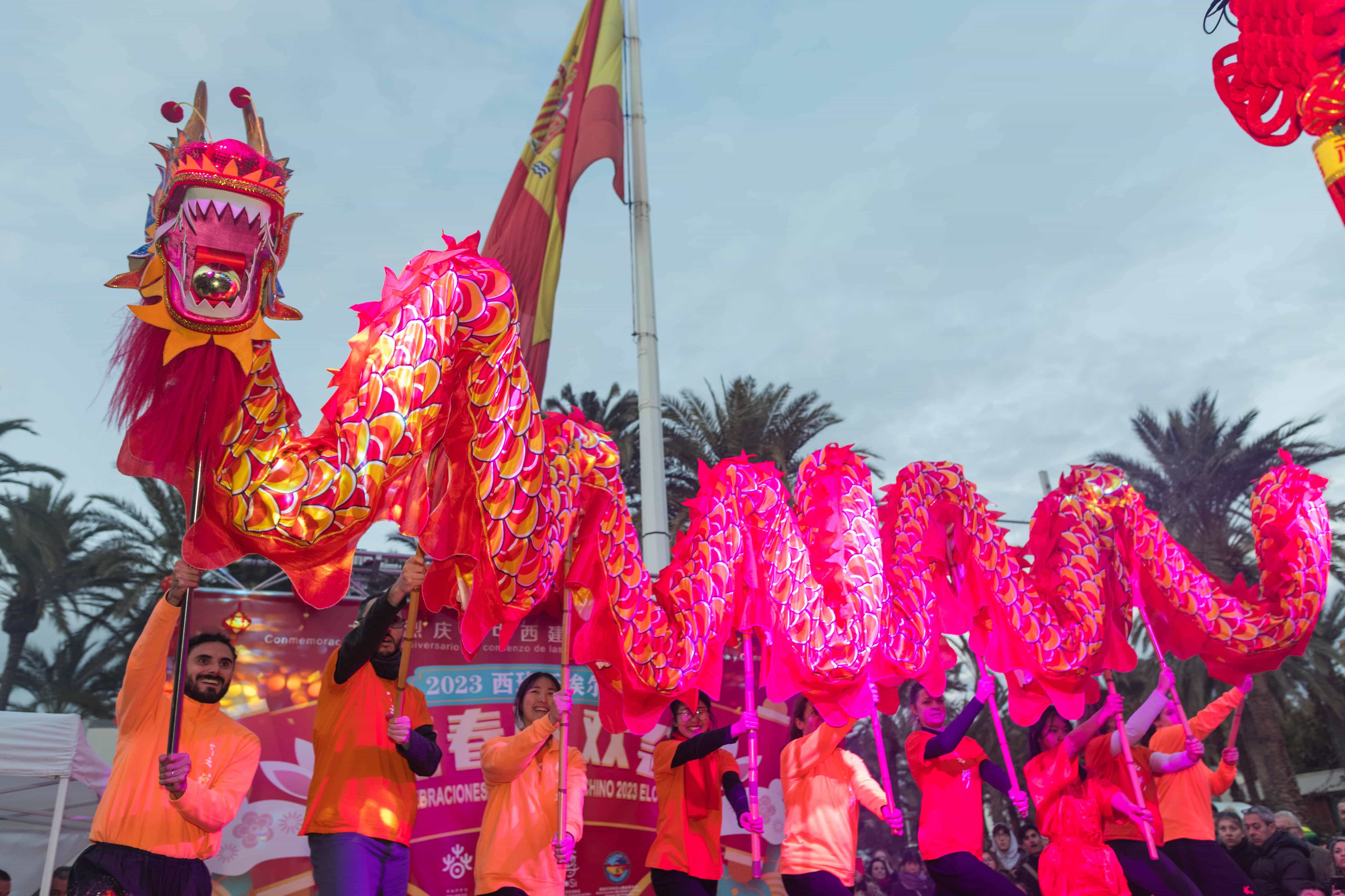 El tradicional dragón chino durante la celebración del Nuevo Año Chino en Elche El tradicional dragón chino durante la celebración del Nuevo Año Chino en Elche