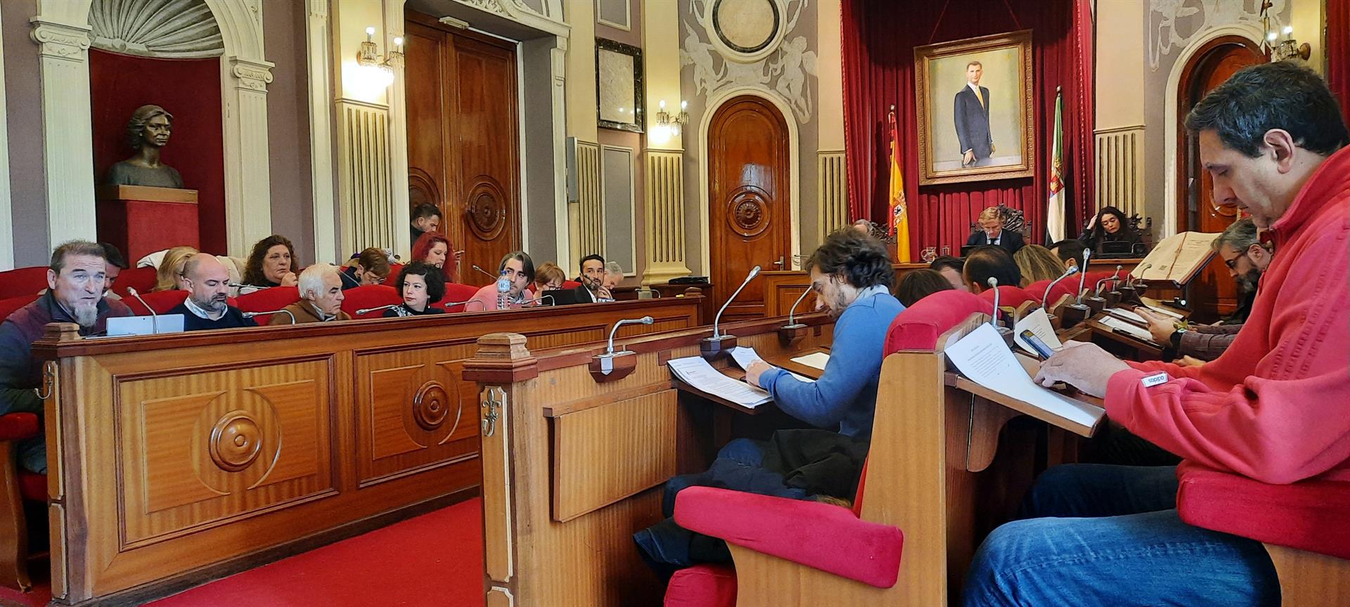 El Ayuntamiento de Badajoz insta al Gobierno a instalar en el aeropuerto un sistema para operar con niebla El Ayuntamiento de Badajoz insta al Gobierno a instalar en el aeropuerto un sistema para operar con niebla