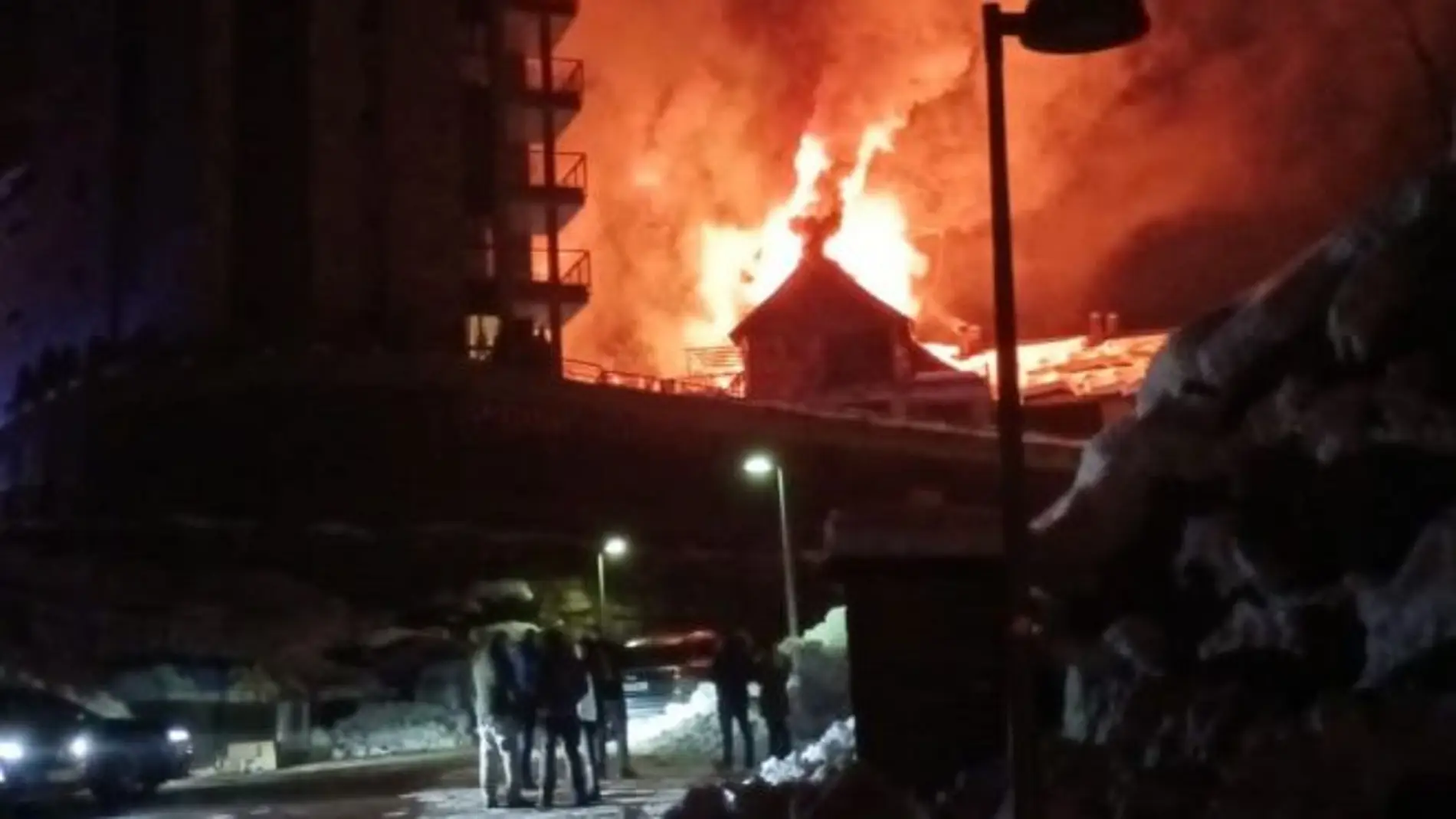 Imagen del edificio incendiado en Panticosa.