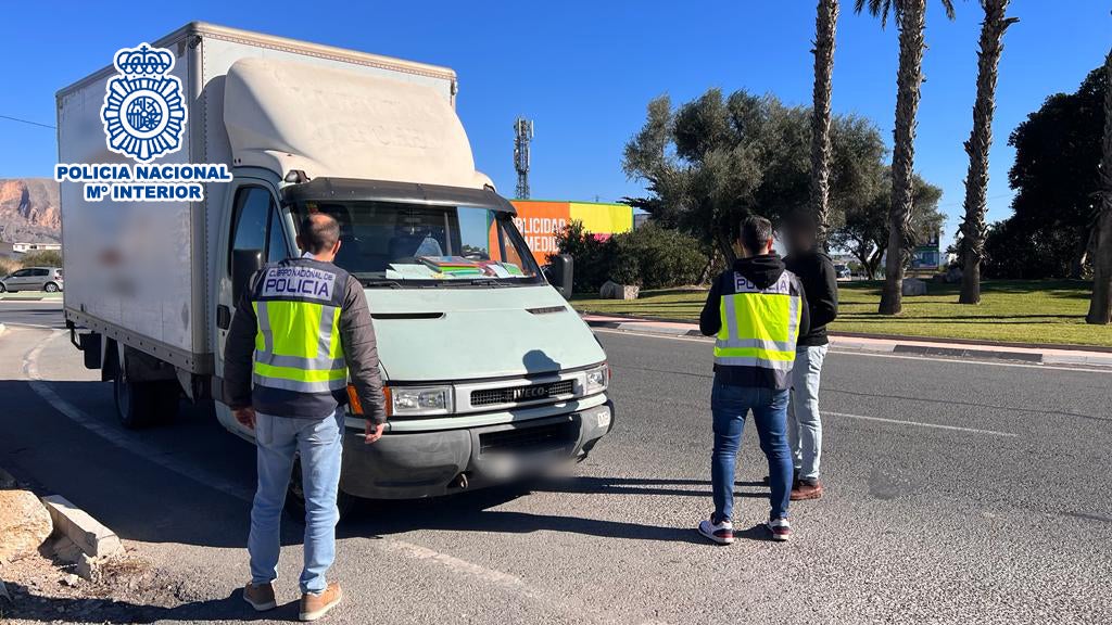 Detienen a un hombre y a una mujer por asaltar con cuchillos al conductor de un camión Detienen a un hombre y a una mujer por asaltar con cuchillos al conductor de un camión