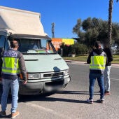 Detienen a un hombre y a una mujer por asaltar con cuchillos al conductor de un camión 