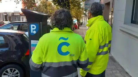 Trabajadores de la ORA en A Coruña. Irán a la huelga los martes de febrero de 2023.