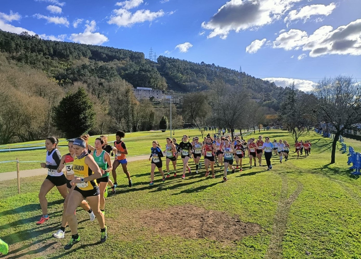 O atletismo galego base e máster, enchen o circuito de A Veronza O atletismo galego base e máster, enchen o circuito de A Veronza