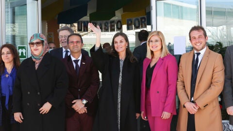 La reina Letizia con autoridades a la entrada del Centro de Día de Sense Barreres de Petrer. La reina Letizia con autoridades a la entrada del Centro de Día de Sense Barreres de Petrer.