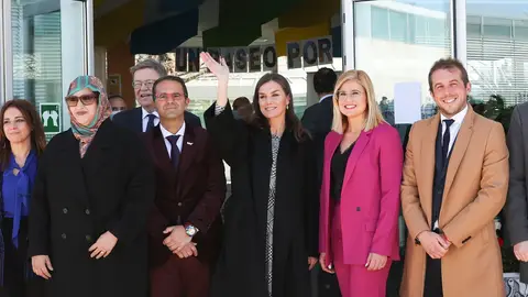 La reina Letizia con autoridades a la entrada del Centro de Día de Sense Barreres de Petrer. La reina Letizia con autoridades a la entrada del Centro de Día de Sense Barreres de Petrer.