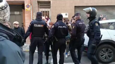 Imágenes del despliegue vecinal contra el desahucio de María y su hijo