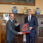 La Diputación de Toledo recibe el libro conmemorativo de los 40 años del Estatuto de Autonomía La Diputación de Toledo recibe el libro conmemorativo de los 40 años del Estatuto de Autonomía