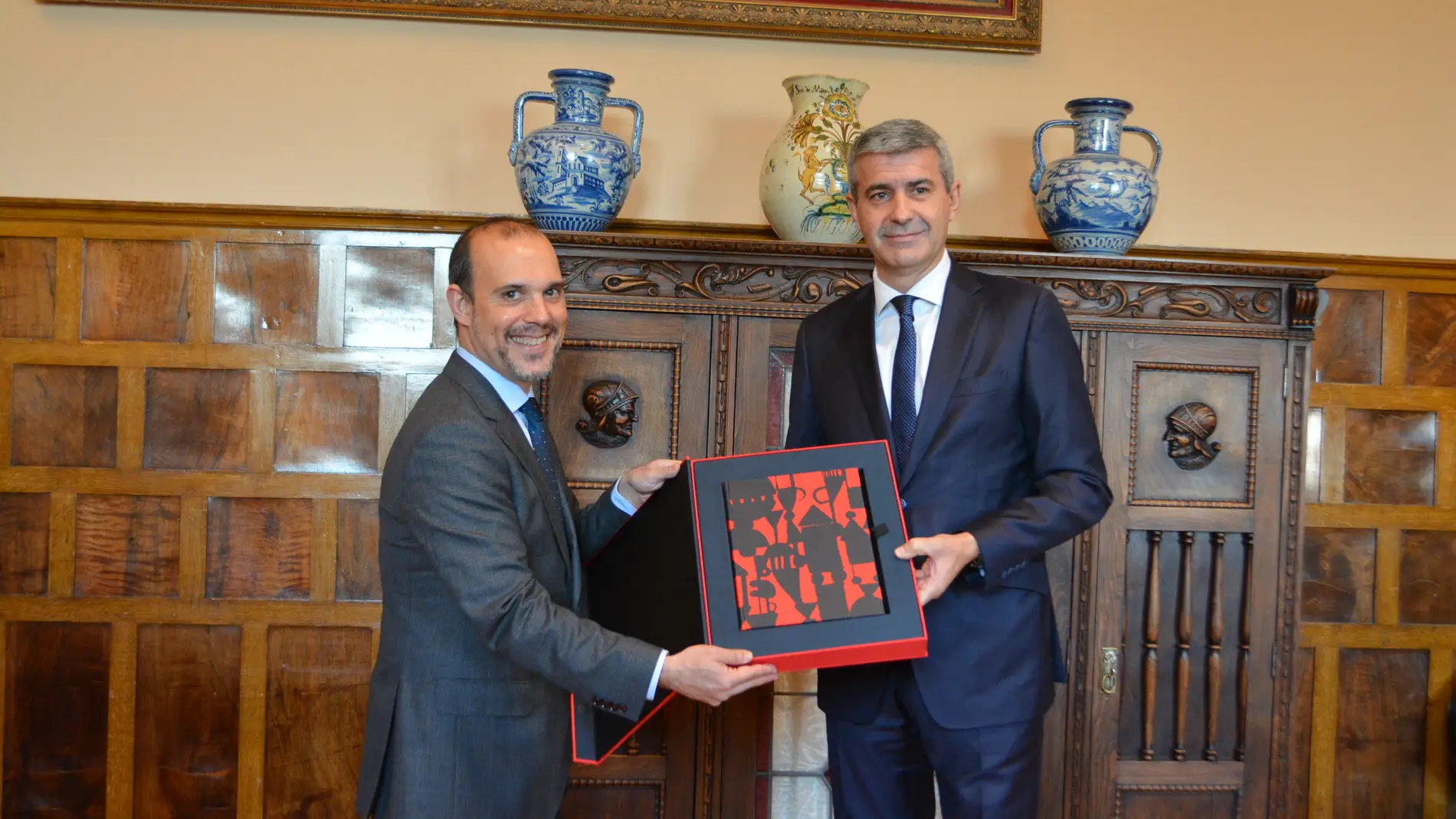 La Diputación de Toledo recibe el libro conmemorativo de los 40 años del Estatuto de Autonomía