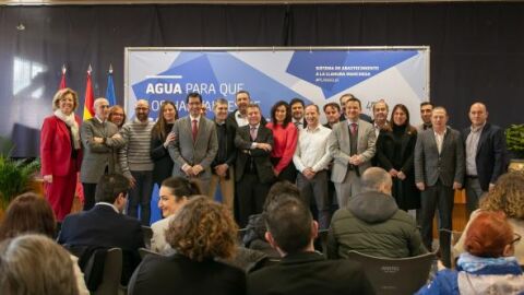 Foto de familia tras la firma de los convenios