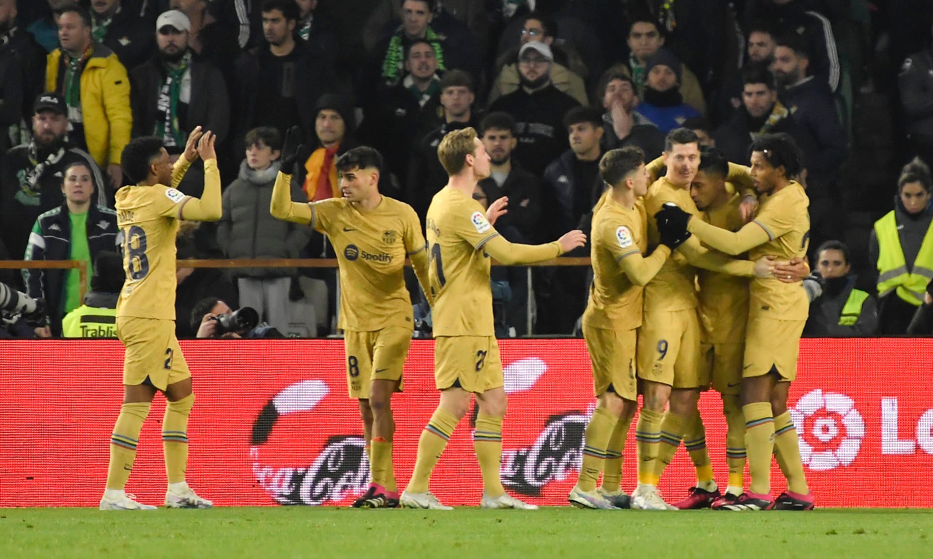 El Barcelona se impone al Betis y sigue firme en el liderato El Barcelona se impone al Betis y sigue firme en el liderato