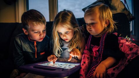 Niños ante pantallas digitales