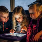 Niños ante pantallas digitales