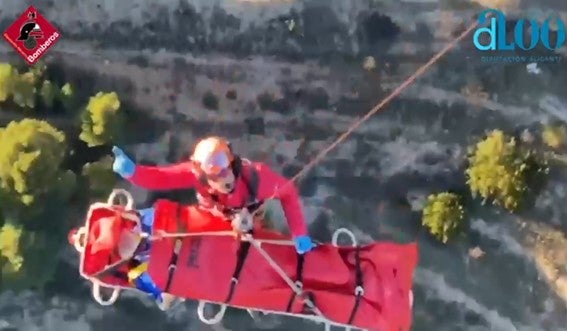 Los Bomberos rescatan a un ciclista en la montaña de Sella Los Bomberos rescatan a un ciclista en la montaña de Sella