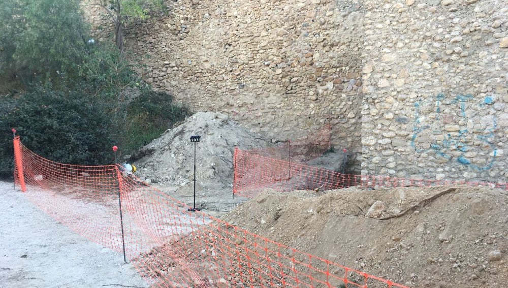La muralla donde han empezado los estudios y sondeos esta semana en la ladera del Vinalopó 