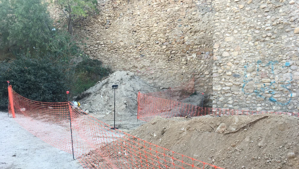 La muralla donde han empezado los estudios y sondeos esta semana en la ladera del Vinalopó 