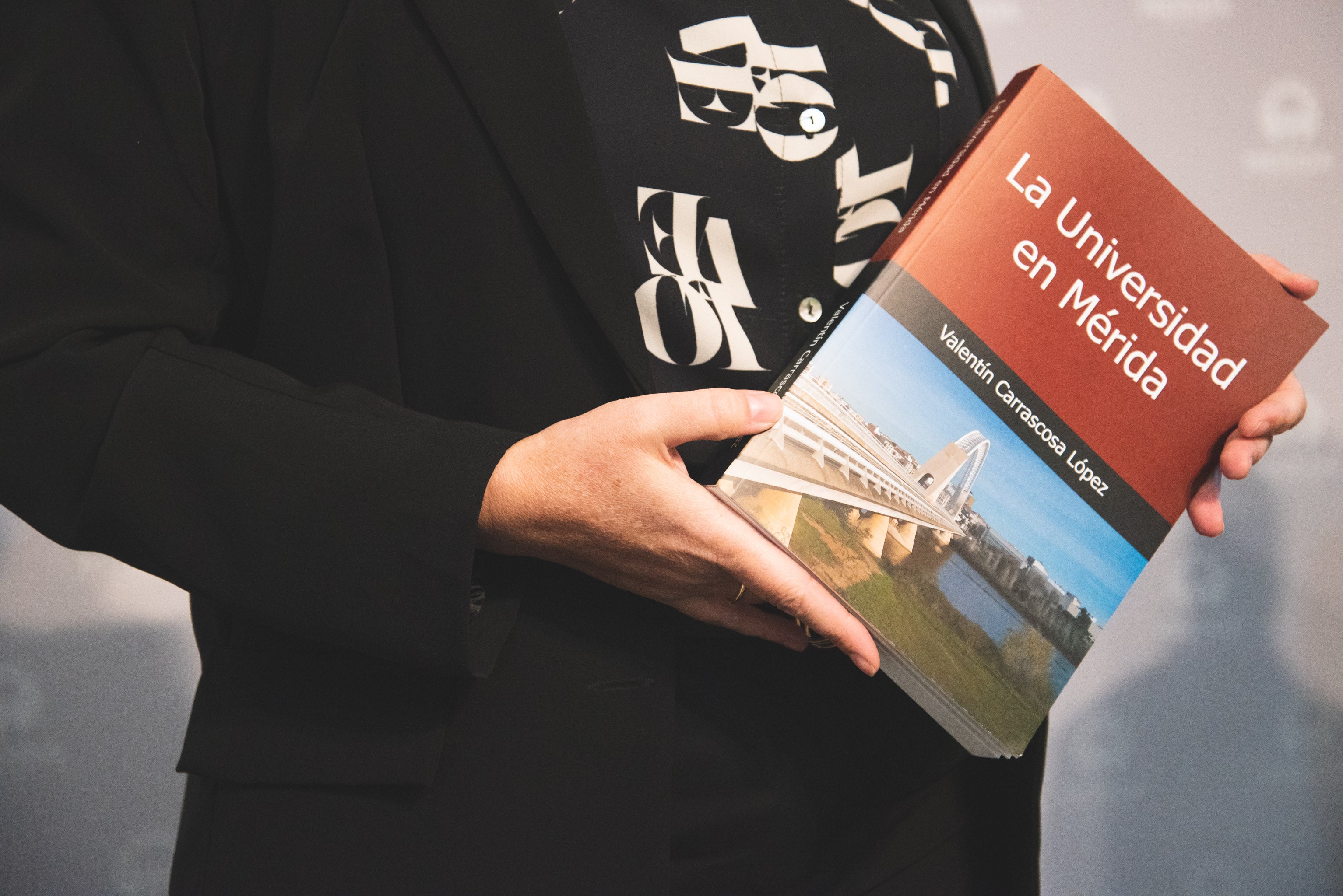 Valentín Carrascosa recoge 'La Universidad en Mérida' los comienzos de la UNED y la Politécnica Valentín Carrascosa recoge 'La Universidad en Mérida' los comienzos de la UNED y la Politécnica